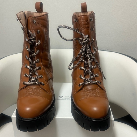GUCCI GG LOGO LEATHER COMBAT BOOTS, TAN WOMEN’S LACE-UP ANKLE BOOTS WITH GG - Picture 13 of 17